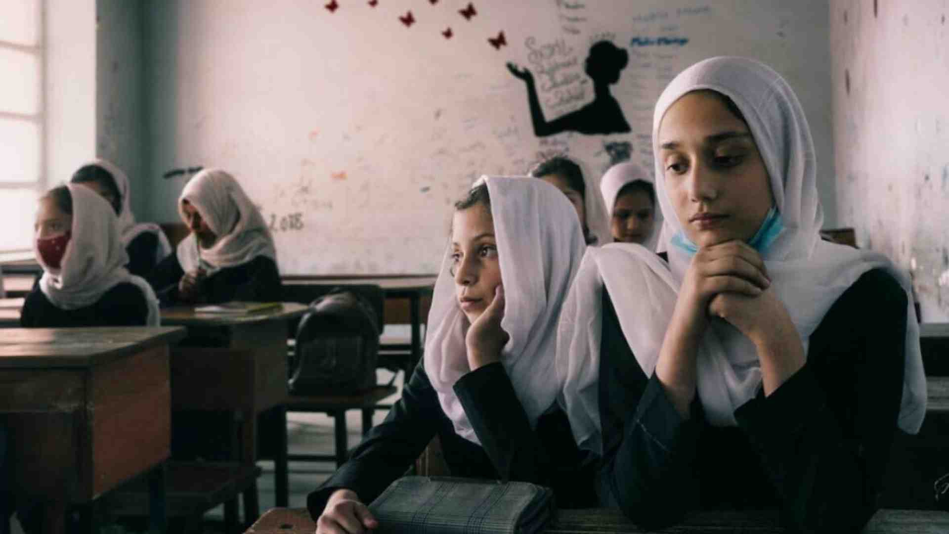 I ritiri, la pace e il filo nero che lega le donne afghane cancellate e la difesa di Kyiv