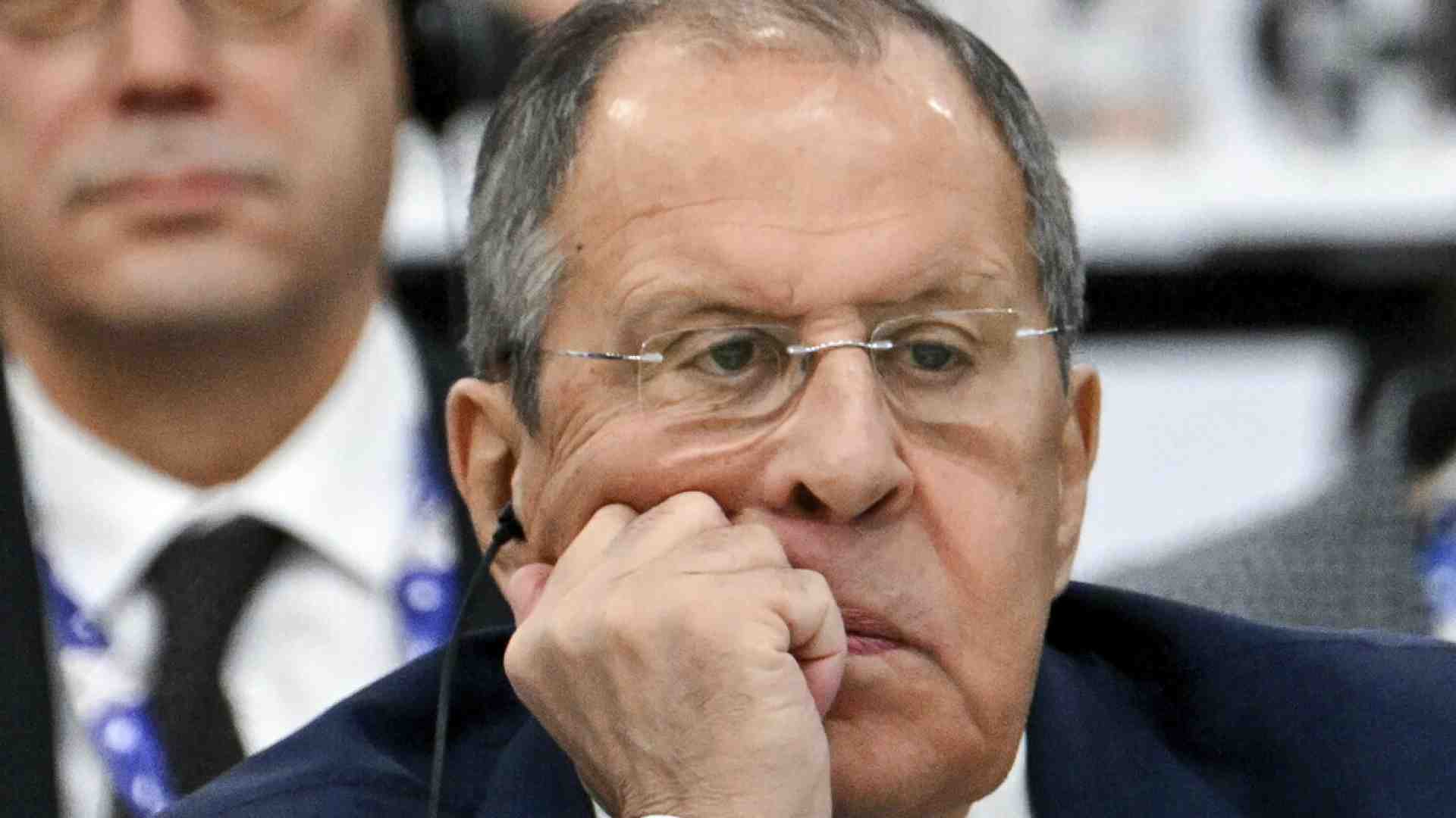 A Malta, il ministro russo lancia accuse e ripete bugie. La protesta di alcuni europei