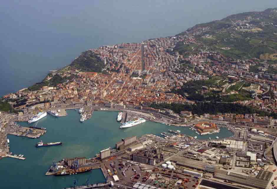 Adesso che a Trieste ci vanno tutti, fuggo ad Ancona per evitare l'overturismo