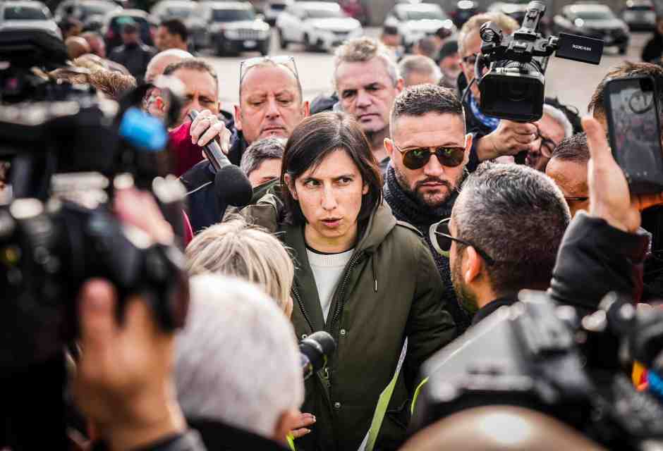 Transnova licenzia 97 operai. Schlein a Pomigliano: “Stellantis si assuma le sue responsabilità”