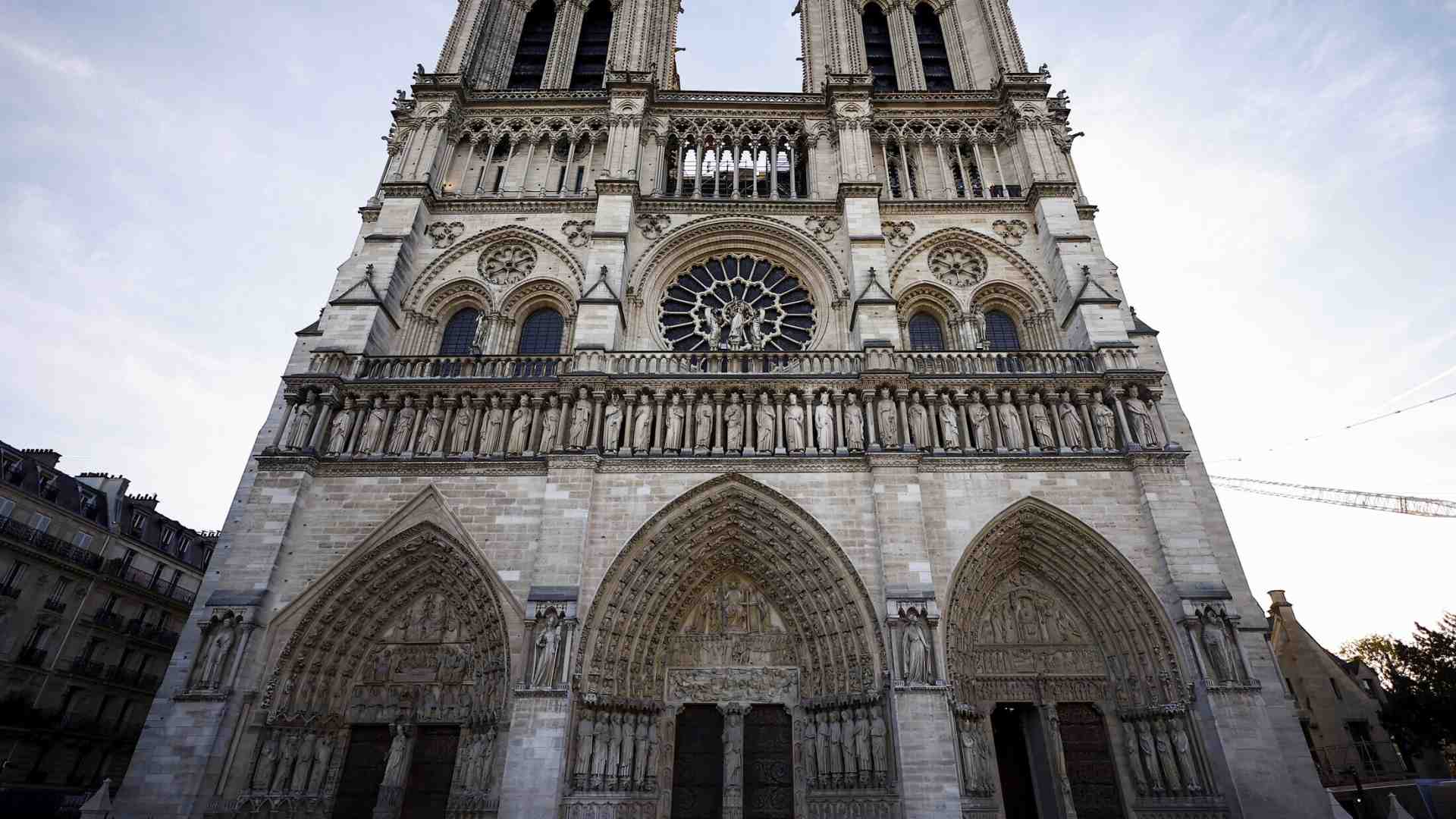 Notre-Dame e Trump servono a Macron per riemergere dai guai della crisi di governo