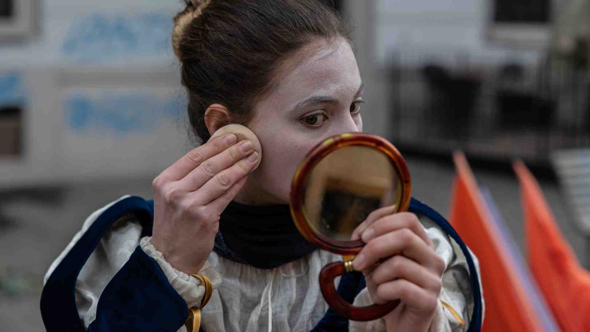 L’abito della rivalsa è fatto di seta. E di identità nascoste