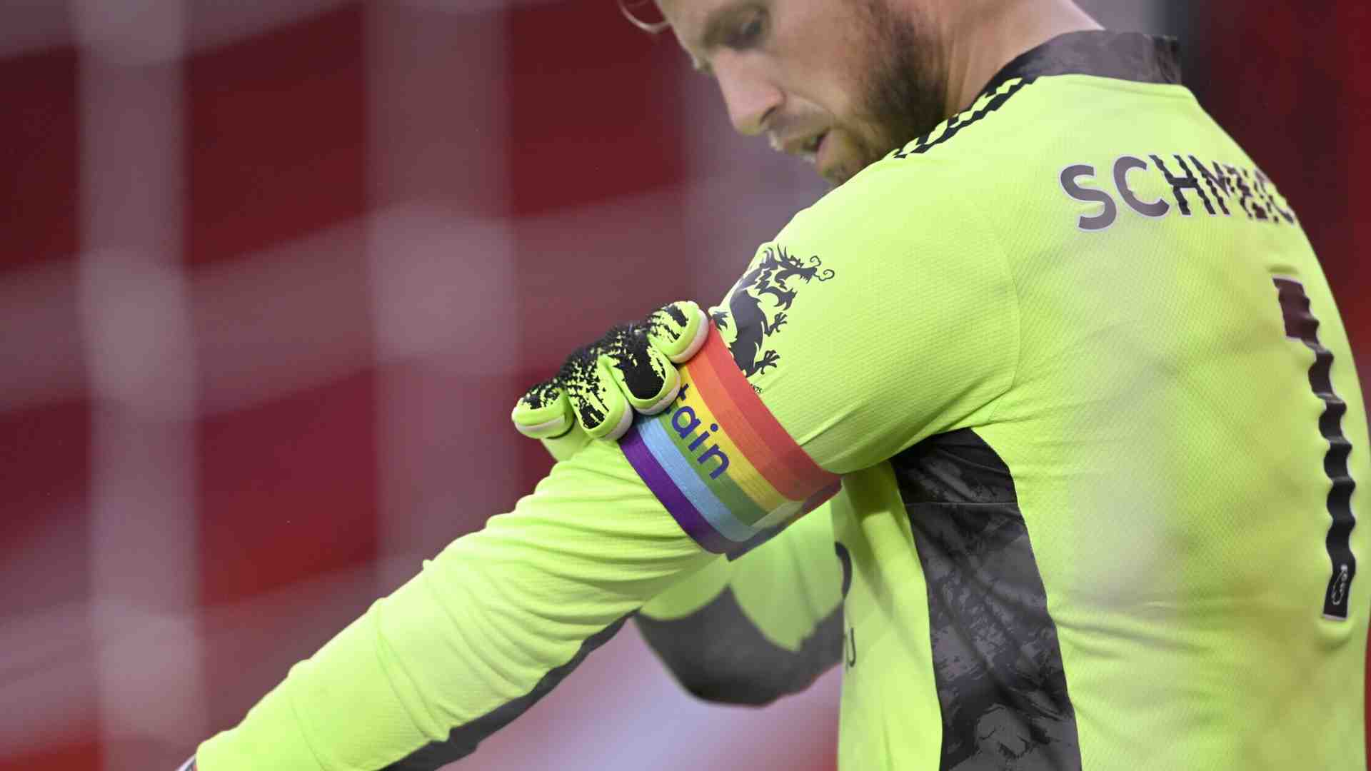 Non poteva mancare la polemica sulle fasce arcobaleno