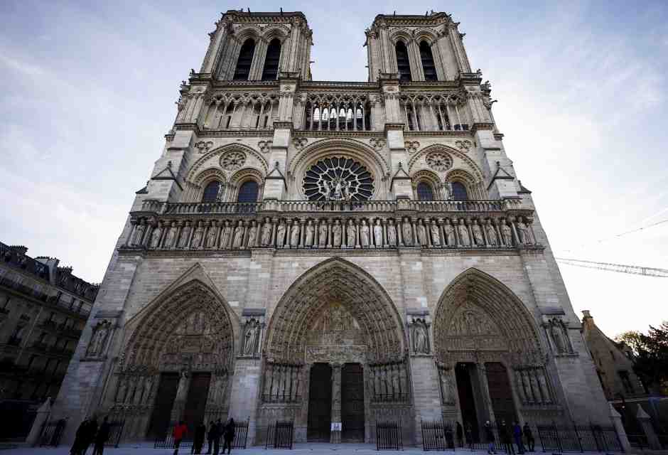 Notre-Dame e Trump servono a Macron per riemergere dai guai della crisi di governo