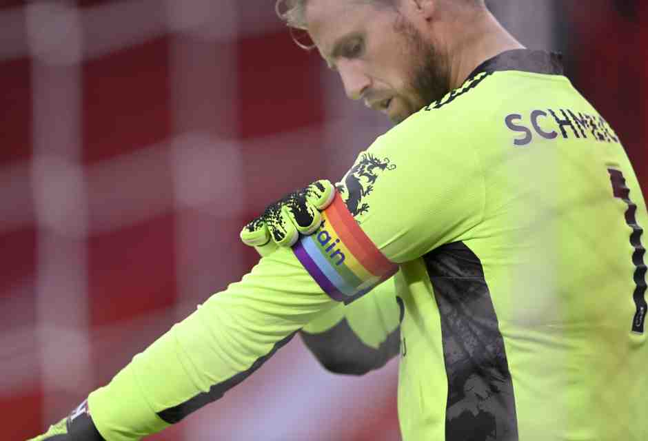 Non poteva mancare la polemica sulle fasce arcobaleno