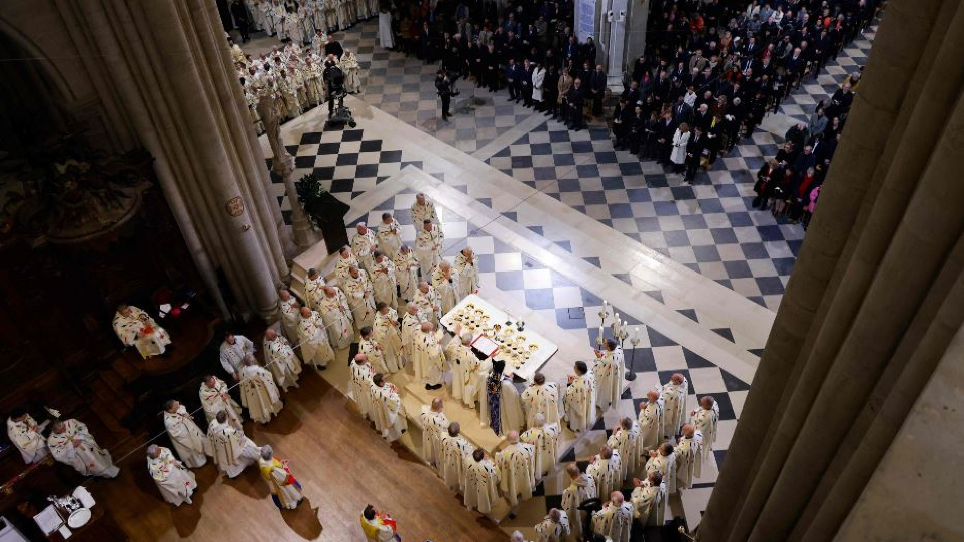 La prima Messa a Notre-Dame. Il vescovo: «Questo nuovo altare ci riunisca»