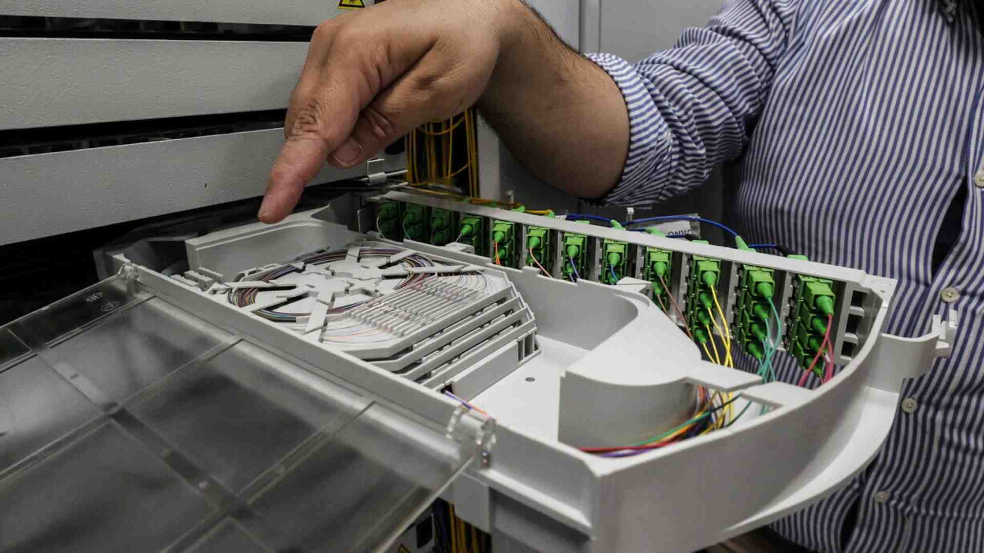 La fibra per tutti, ma non a tappe forzate. Switch off, un test per il governo