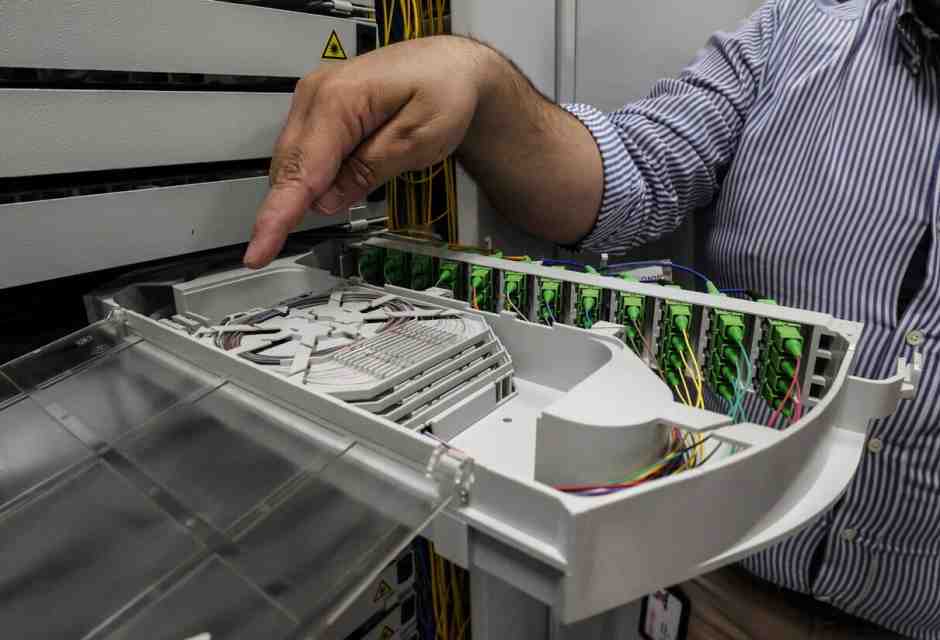 La fibra per tutti, ma non a tappe forzate. Switch off, un test per il governo