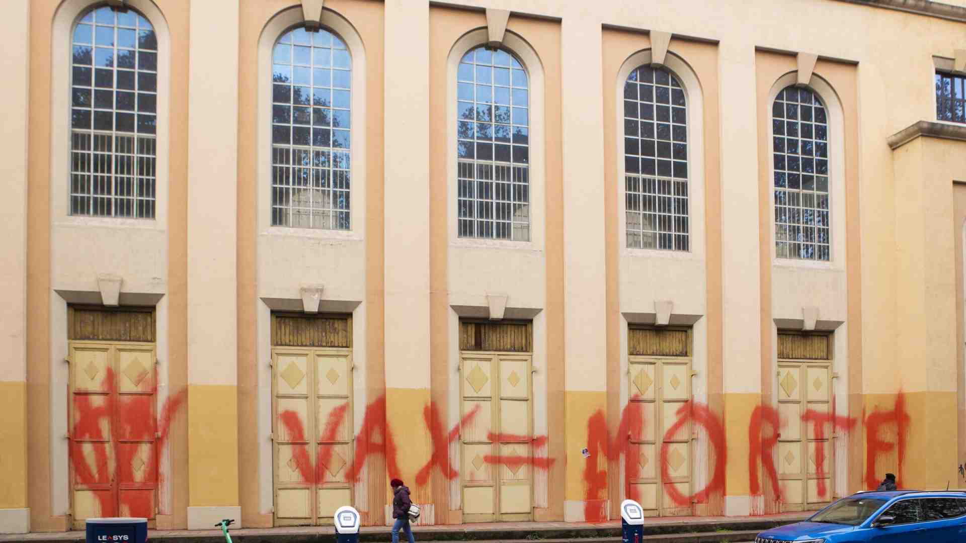 Le multe ai novax rientrino pure, ma la politica sanitaria resti salda