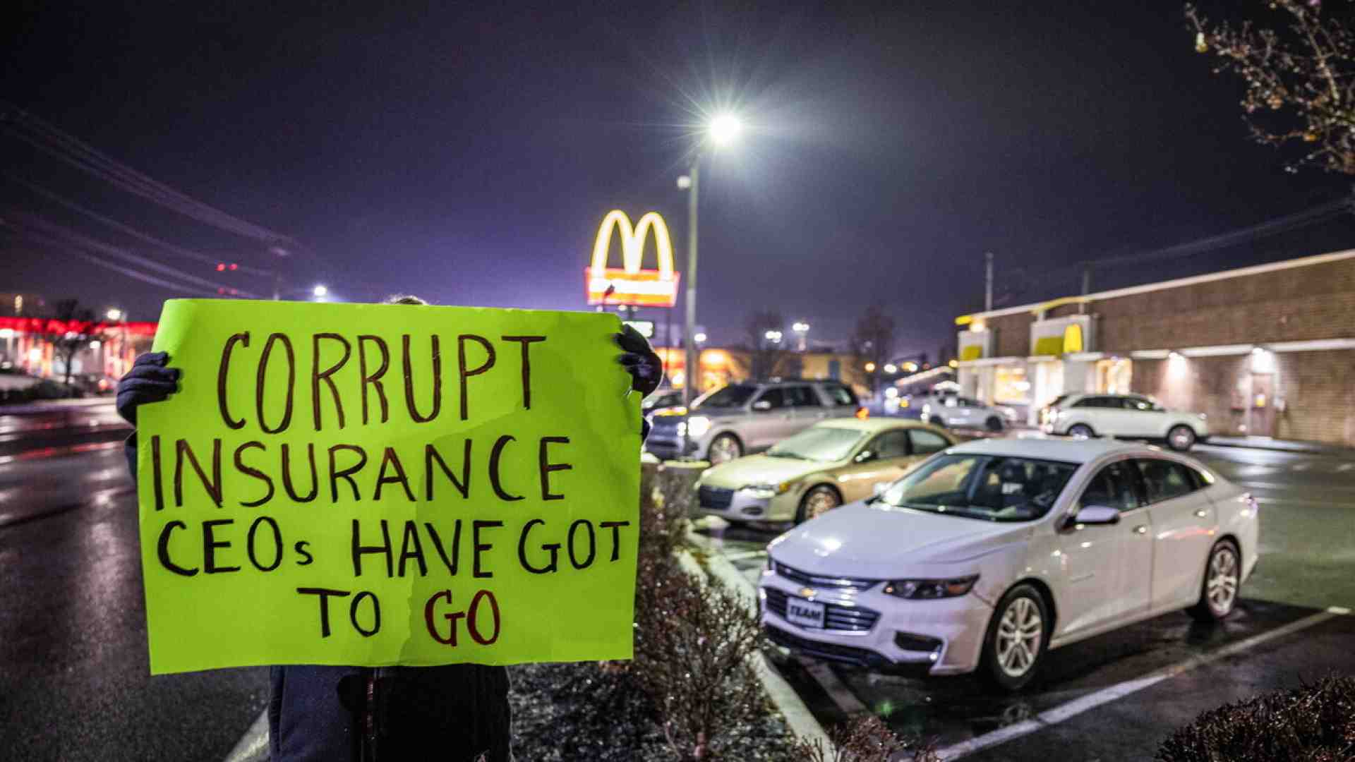 Così Luigi Mangione poche ore dopo l’arresto è diventato il Robin Hood della Gen Z