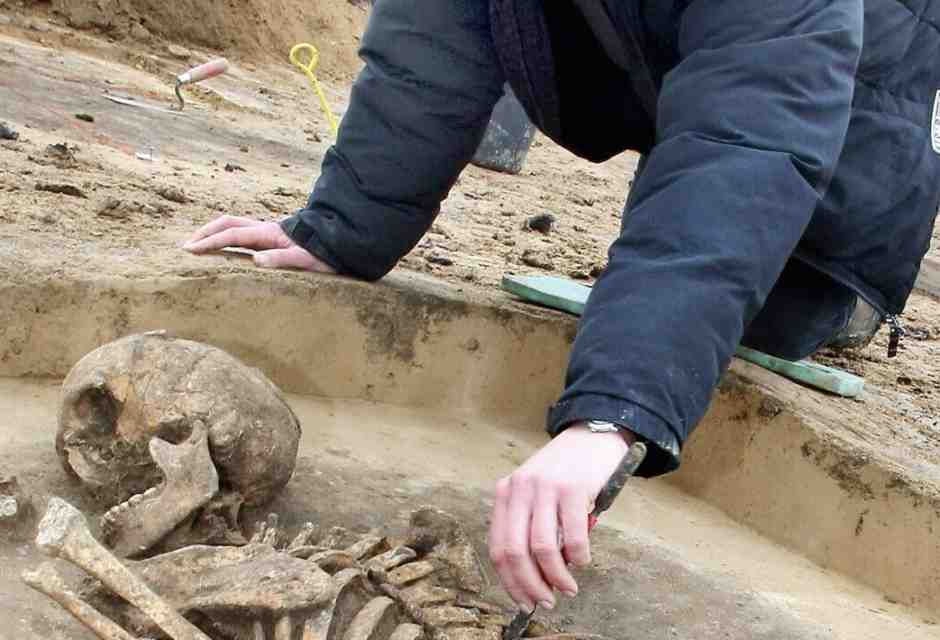 L'esilarante queer archaeology che vuole identificare le ossa come “non binarie”