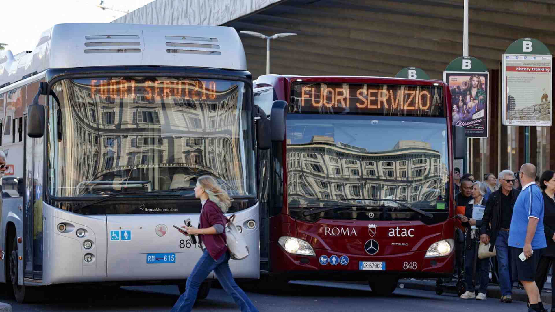 Il Tar ferma la riduzione dello sciopero nei trasporti. Salvini: "Grazie a loro ci sarà il caos"