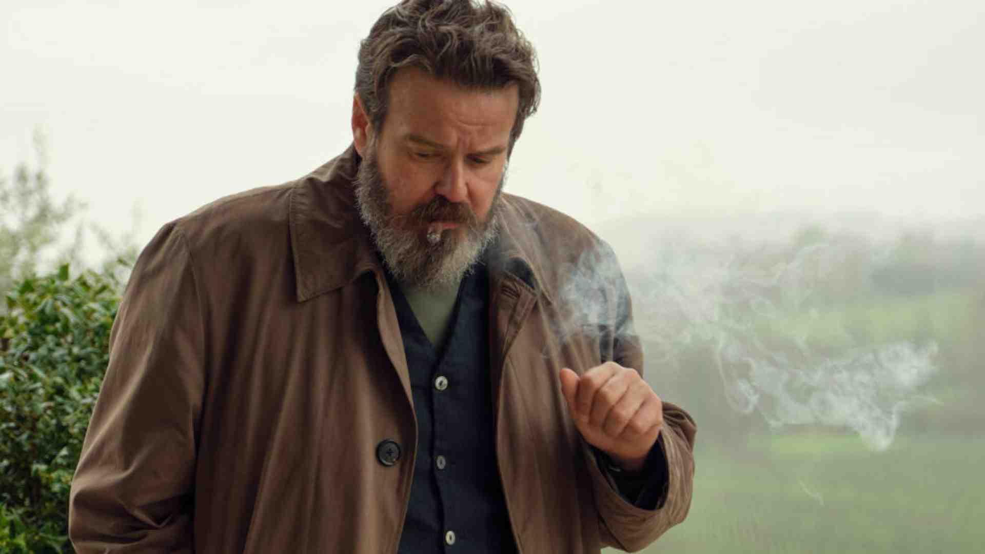 Un investigatore gentile e sornione che somiglia al tenente Colombo