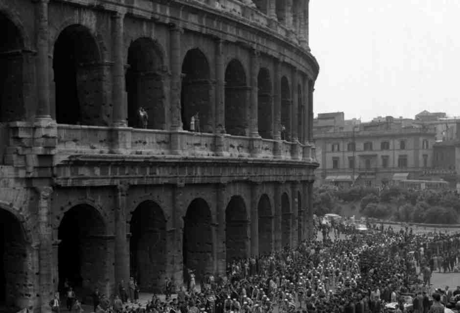 Roma è una palude psichica in cui ogni strategia razionale finisce per incagliarsi