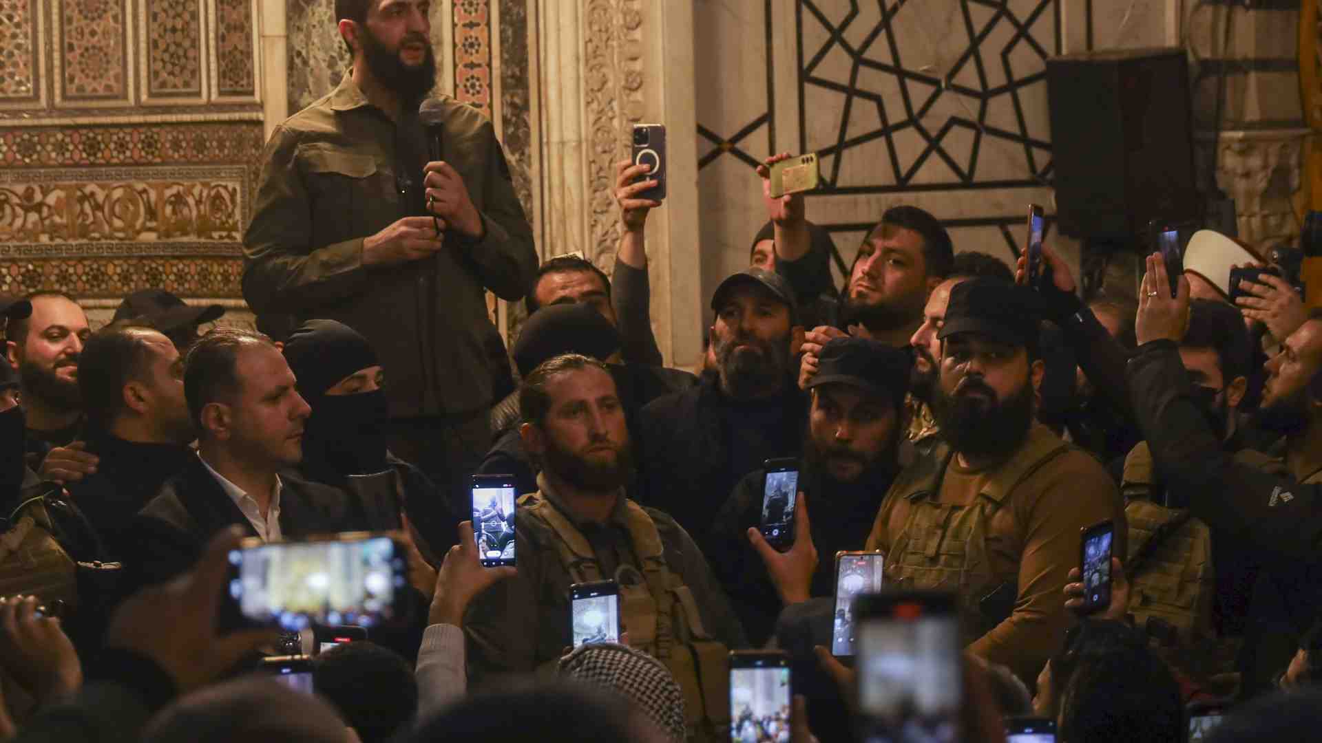 I russi trattano per le basi in Siria, ma a Latakia si preparano al ritiro