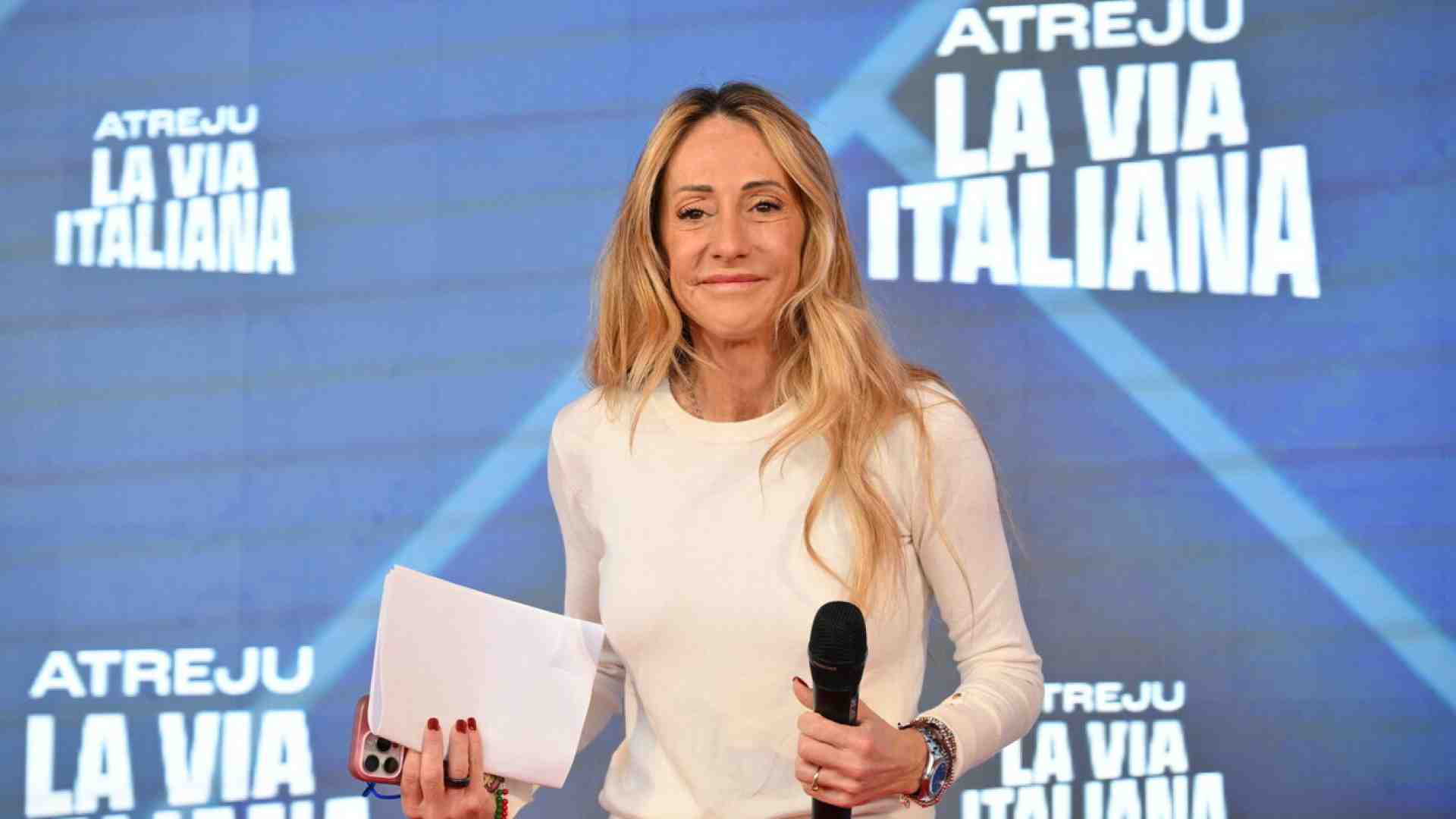 La stanza di Arianna Meloni: Atreju celebra la sorella della premier. Fila per salutarla dietro le quinte