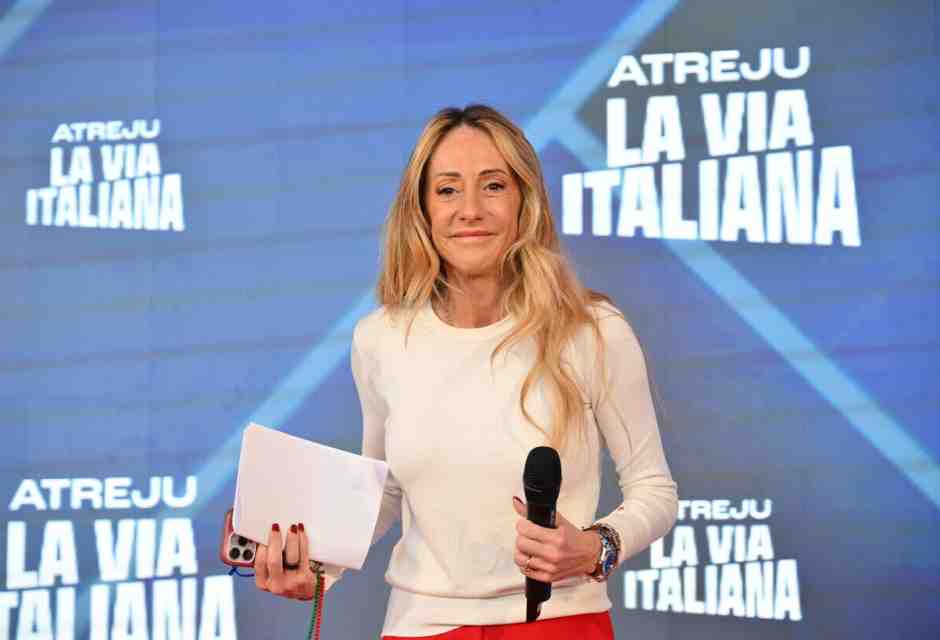 La stanza di Arianna Meloni: Atreju celebra la sorella della premier. Fila per salutarla dietro le quinte
