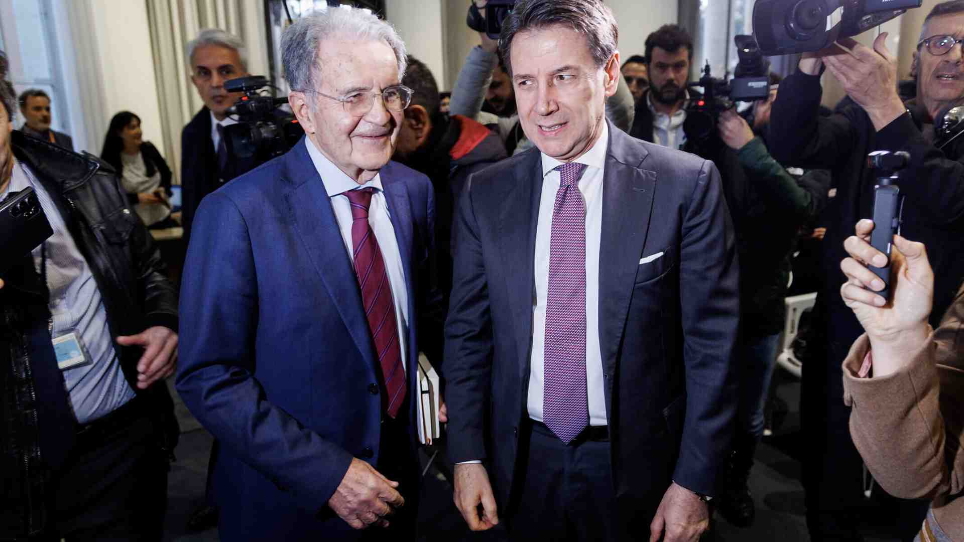 Il Pd discute di federatori: Conte disorientato, Prodi ha un’idea