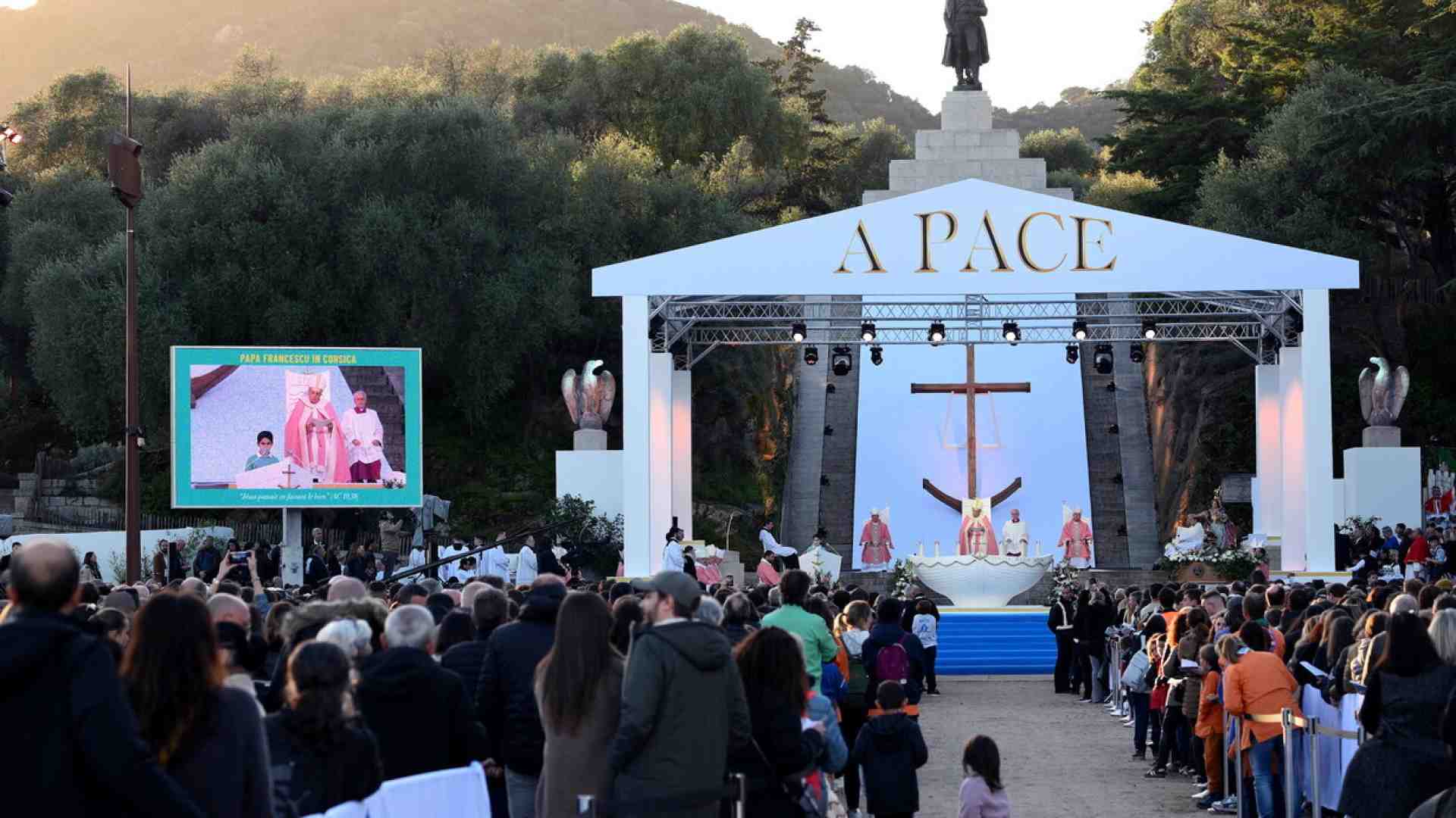 Il Papa in Corsica. Visi, costumi di confraternite e gruppi polifonici