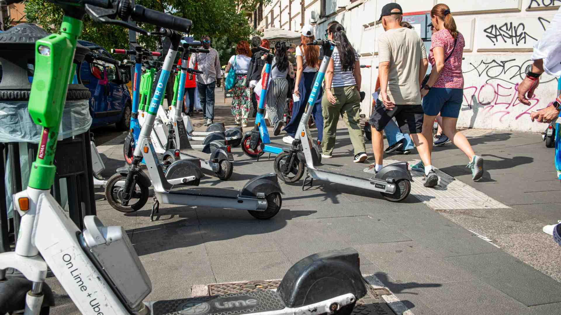 Nel codice della strada la velocità è di destra, il monopattino di sinistra