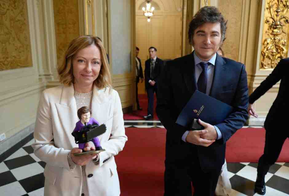 Milei e Meloni. La destra italiana è molto diversa dal liberista argentino