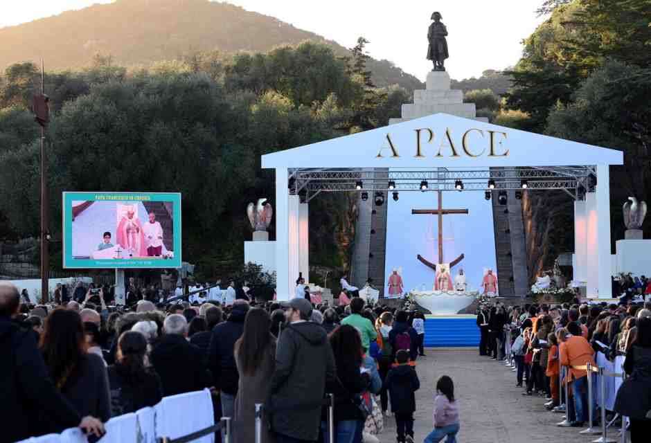 Il Papa in Corsica. Visi, costumi di confraternite e gruppi polifonici