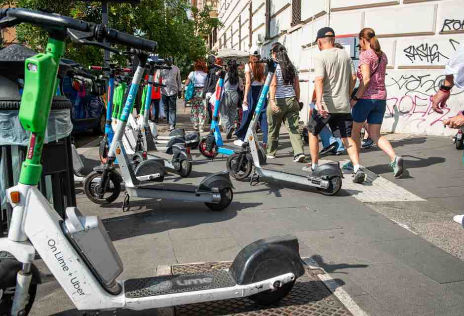 Nel codice della strada la velocità è di destra, il monopattino di sinistra