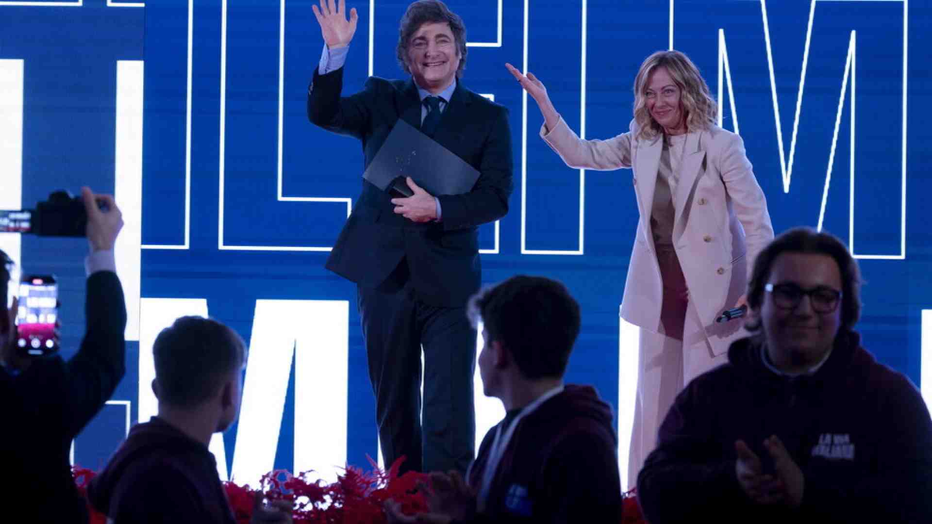 “W Milei”. Ma così con le chiusure festive FdI rinnega le liberalizzazioni