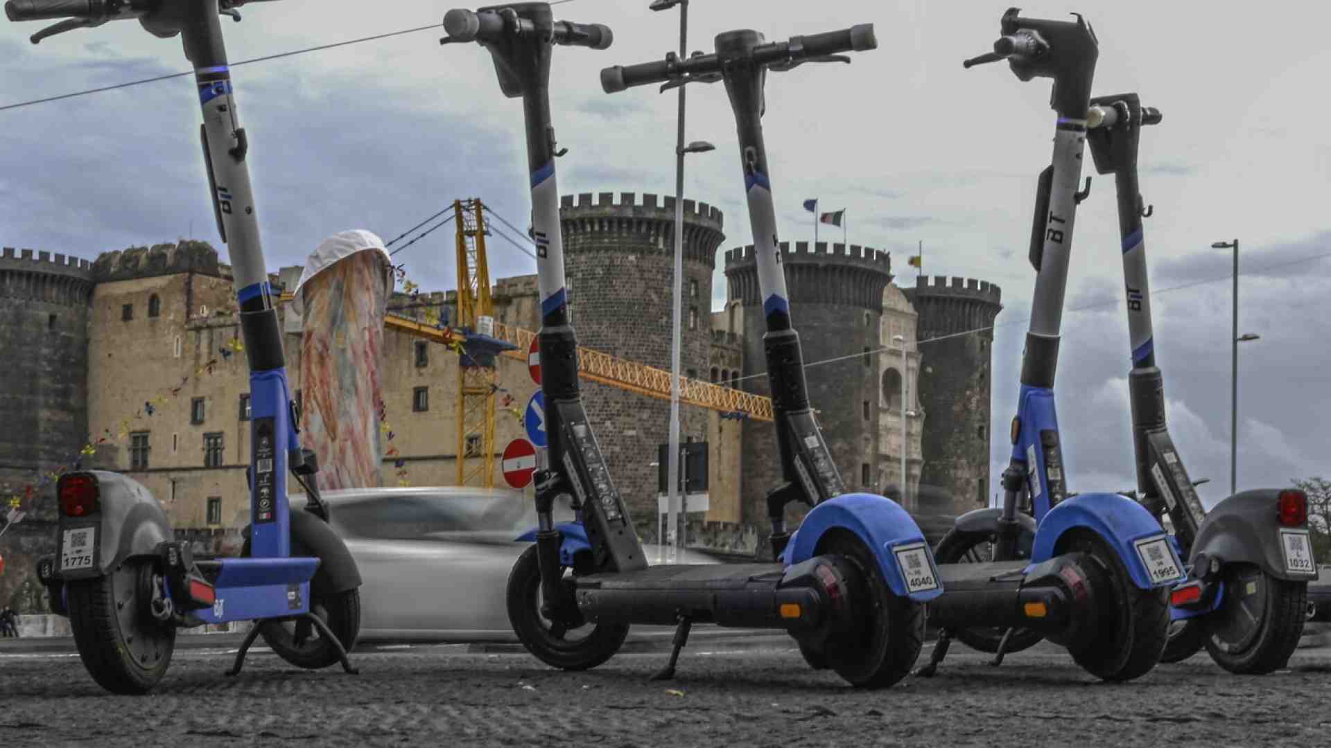 Dopo il divieto pure la bomba. Il crepuscolo del monopattino