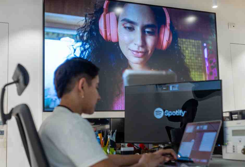 Gli ascolti degli italiani su Spotify: poco cervello e molta fantasia per sentirsi gangster