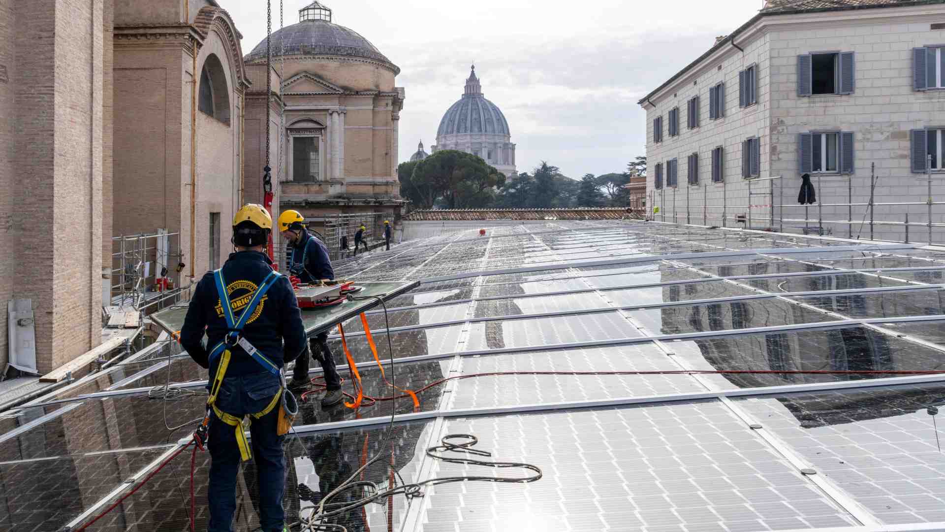 Transizione energetica in Vaticano, tra vetrate solari e colonnine di ricarica