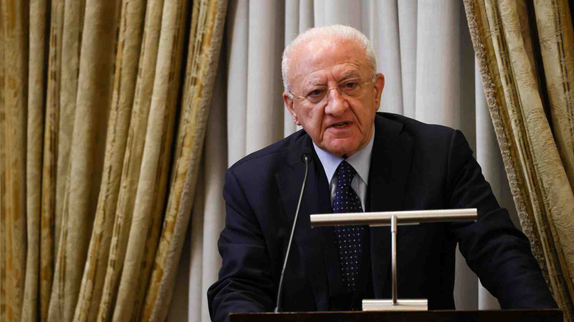 De Luca condannato a risarcire 609 mila euro alla Campania per le Covid card