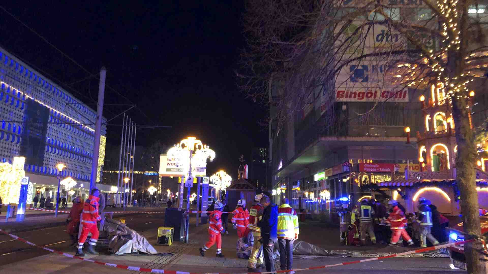 Auto sul mercatino di Natale di Magdeburgo. Cosa sappiamo del presunto attentato in Germania