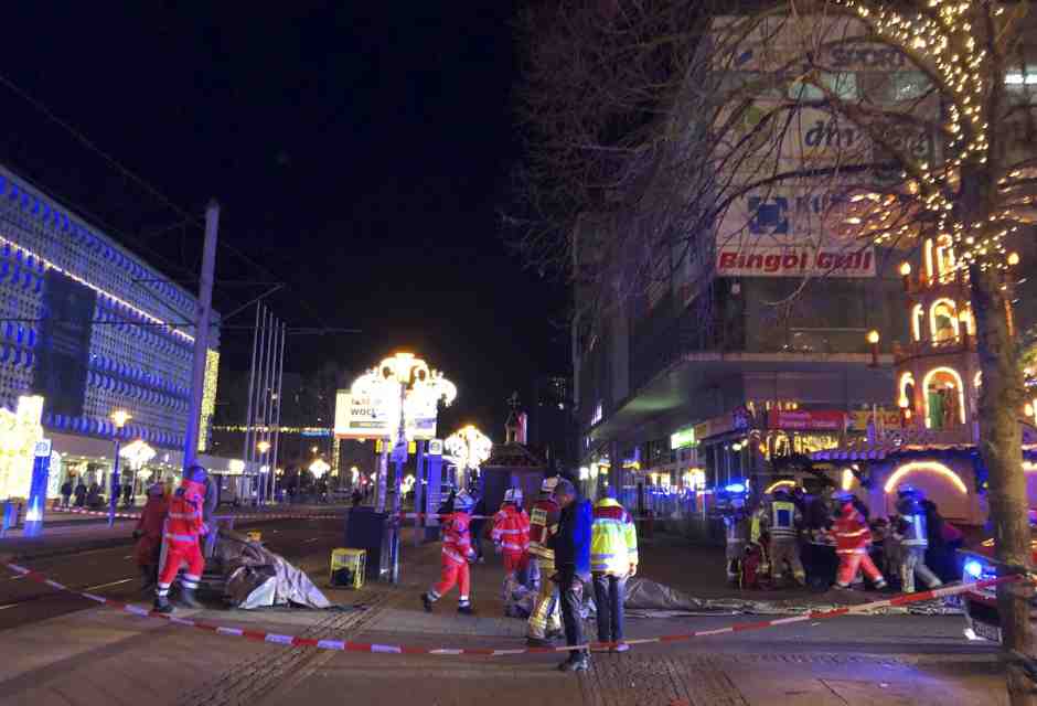 Auto sul mercatino di Natale di Magdeburgo. Cosa sappiamo del presunto attentato in Germania
