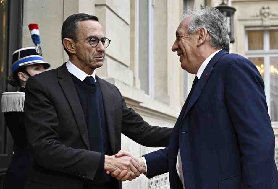 Ecco il governo Bayrou: macronian-gollista, con un supertecnico alle Finanze