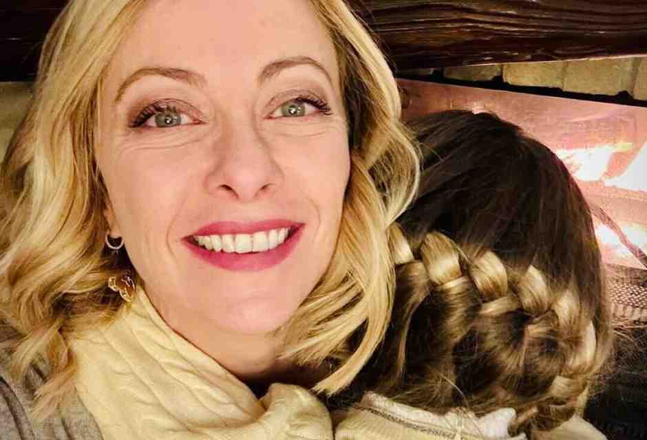 Gli auguri dei politici: Schlein evita foto, Meloni con la figlia, Salvini e Tajani in video