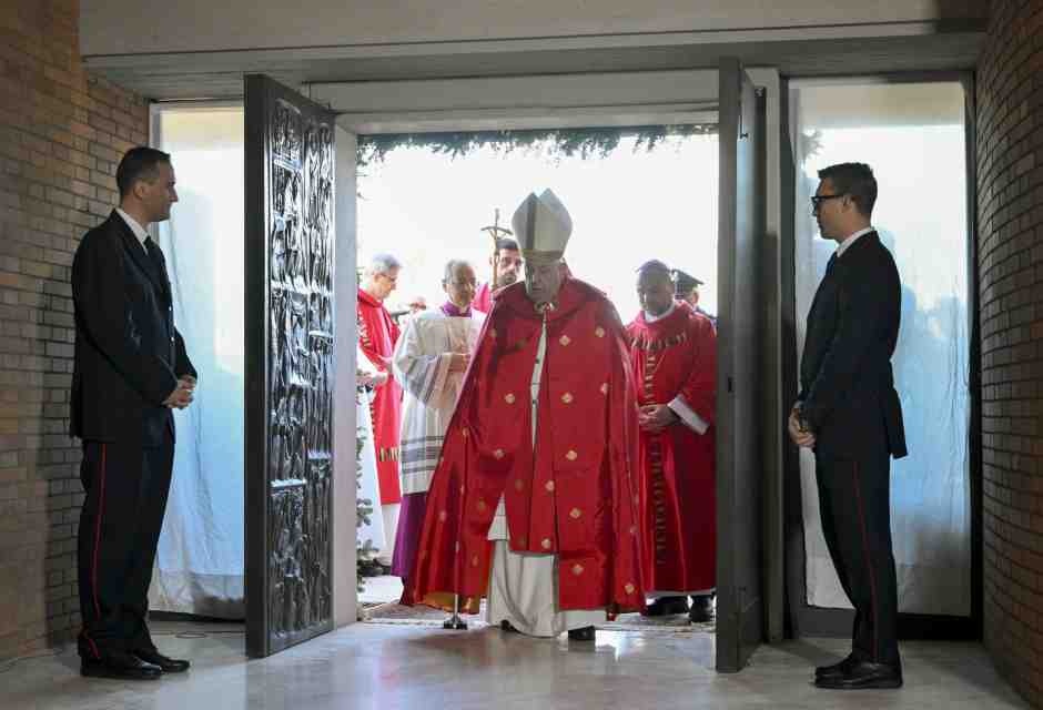 Il Papa apre la Porta Santa a Rebibbia: il Giubileo entra in carcere per la prima volta