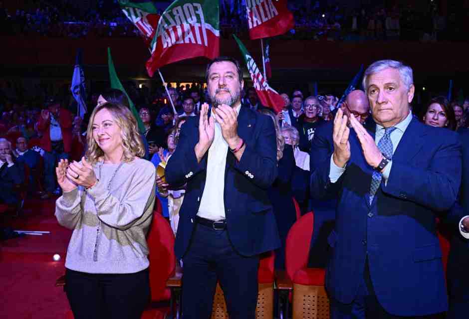 Il sondaggio politico di fine anno. Crescono FdI, Pd e Avs