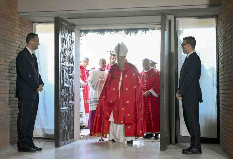 Bene la porta nel carcere, ma al simbolismo manca l’incanto del difficile e del misterioso