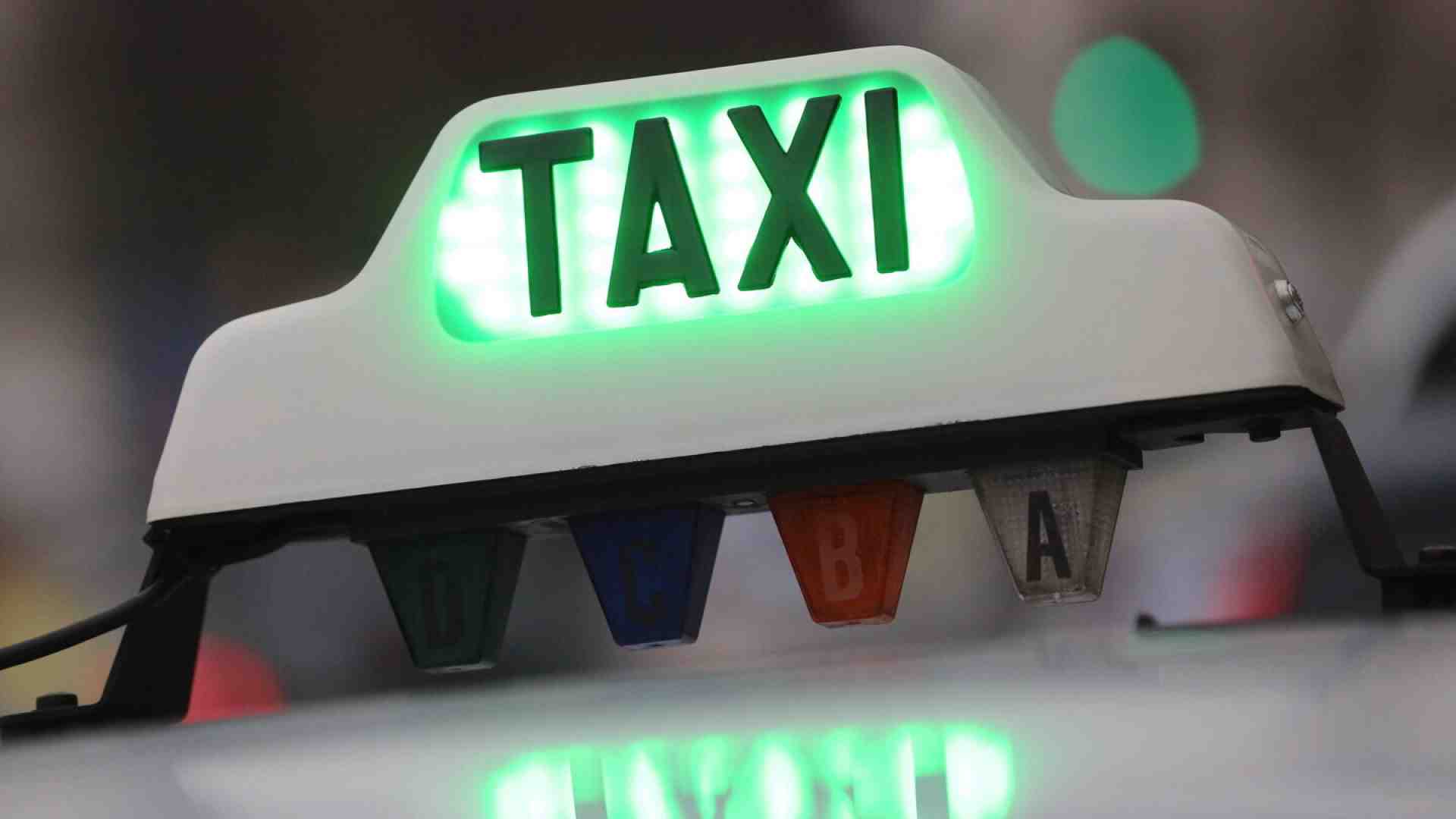 Il successo dei taxi made in Israel per gli ebrei di Parigi contro le aggressioni antisemite