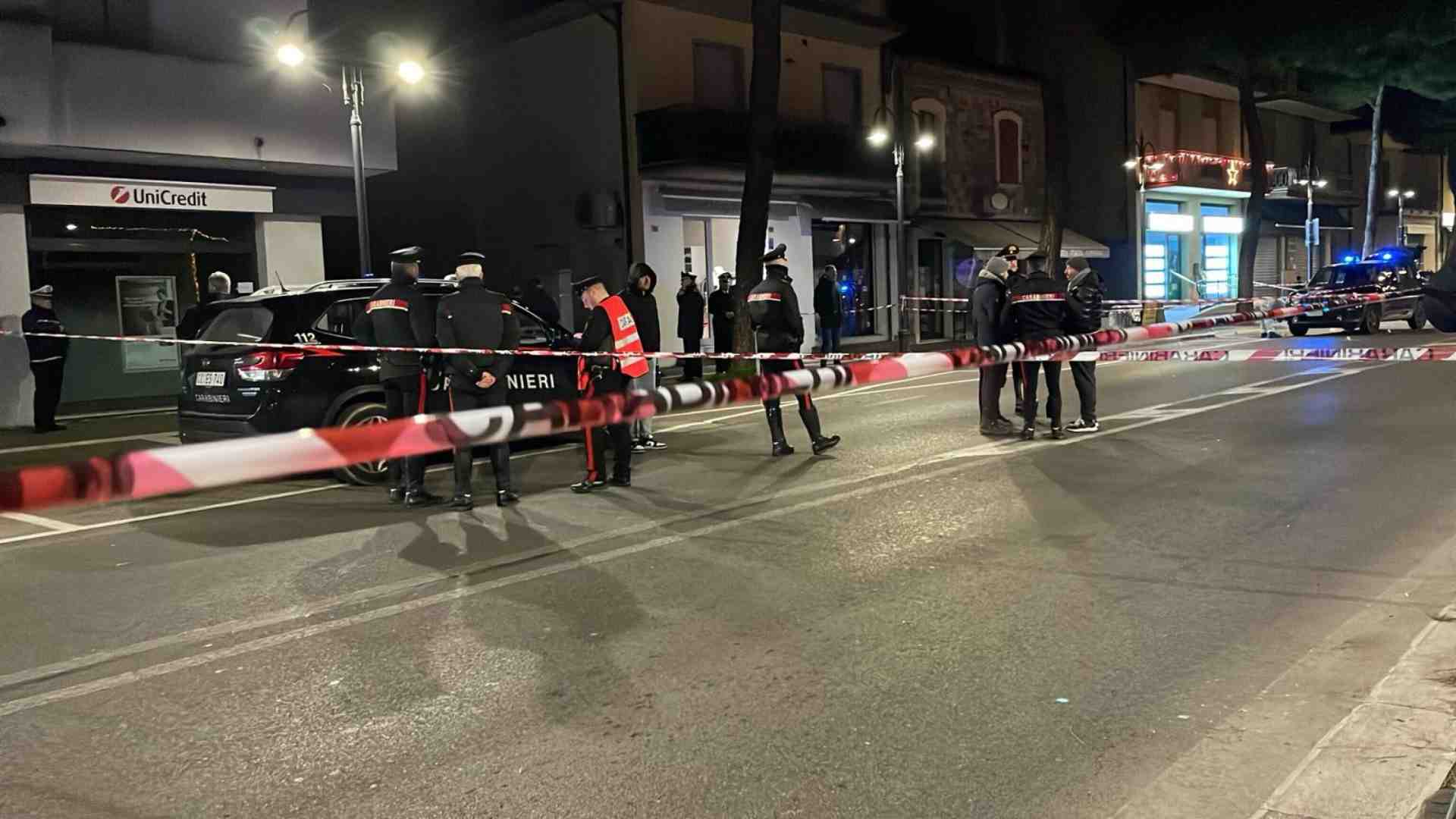 A Villa Verucchio un uomo è stato ucciso da un carabiniere dopo aver accoltellato 5 persone
