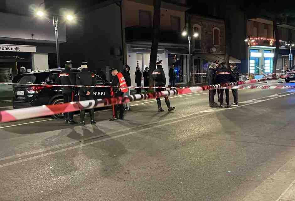 A Villa Verucchio un uomo è stato ucciso da un carabiniere dopo aver accoltellato 5 persone