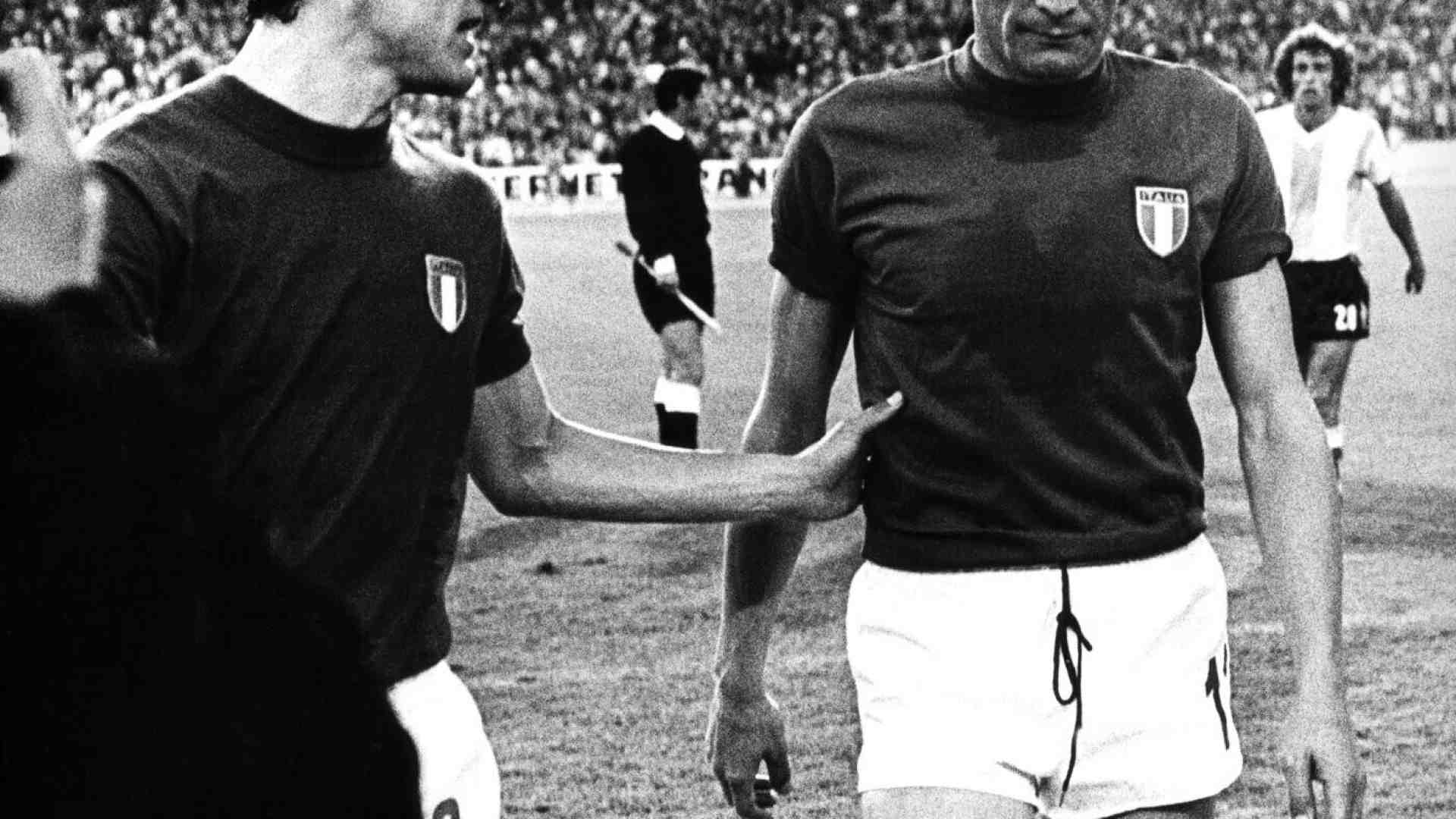 Gigi Riva con Fabio Capello con la maglia della Nazionale (foto LaPresse)