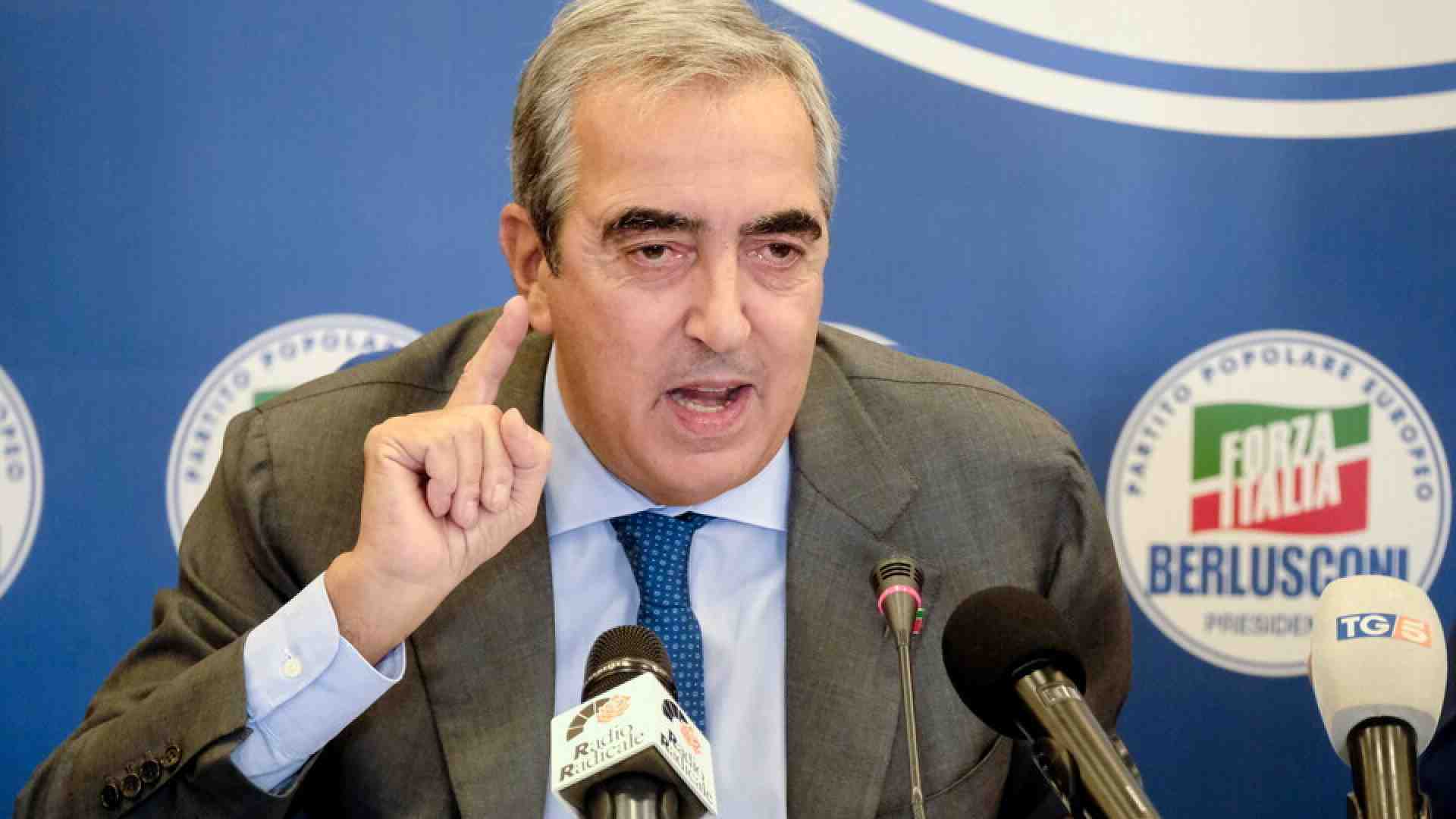 Gasparri: "Amo la fiamma come amo il Colosseo, ma nel simbolo se ne può fare anche a meno"