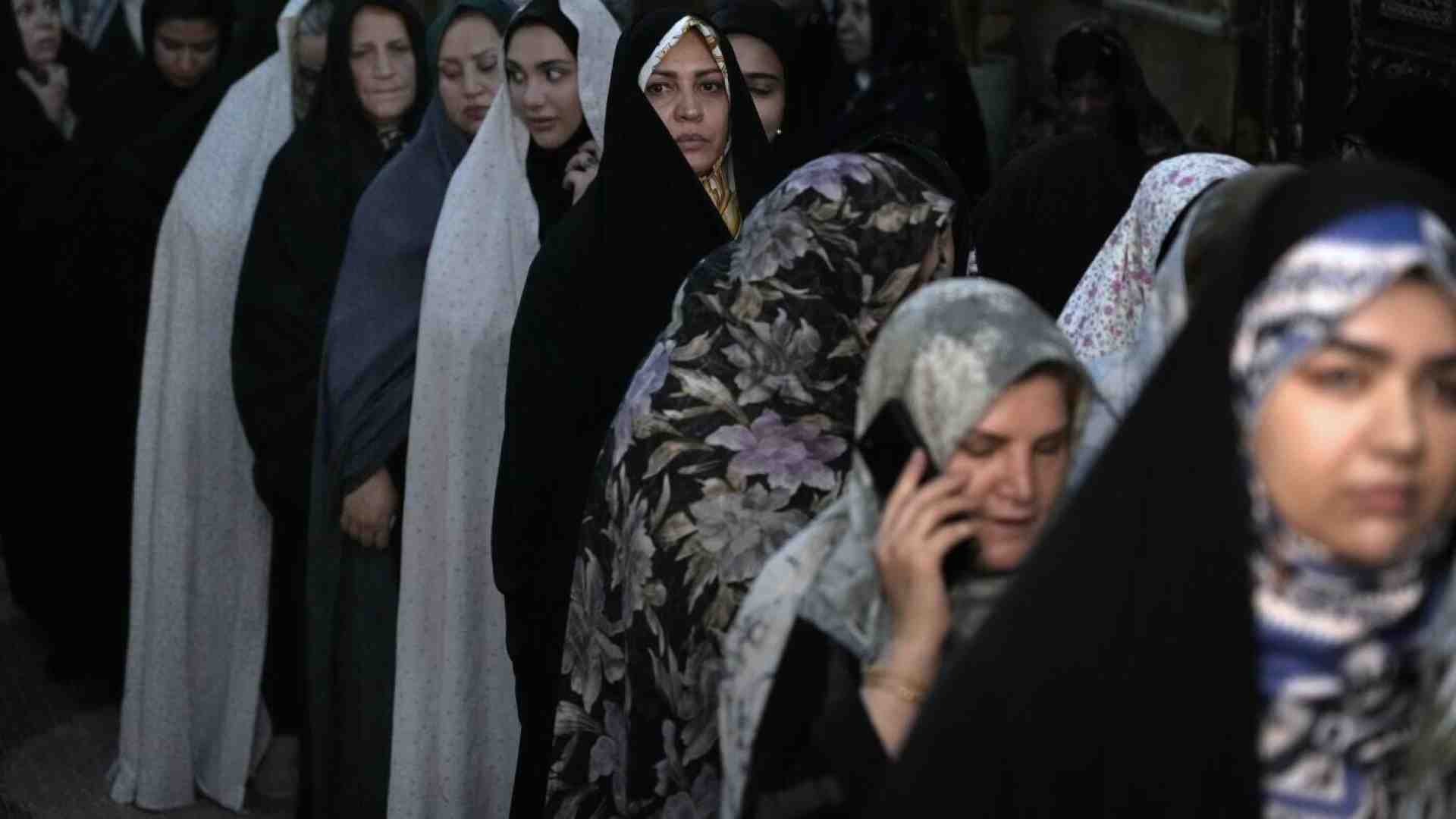 Alcune donne in fila per votare alle elezioni presidenziali del 5 luglio scorso in un seggio elettorale presso il santuario di San Saleh nel nord di Teheran (LaPresse) <br />