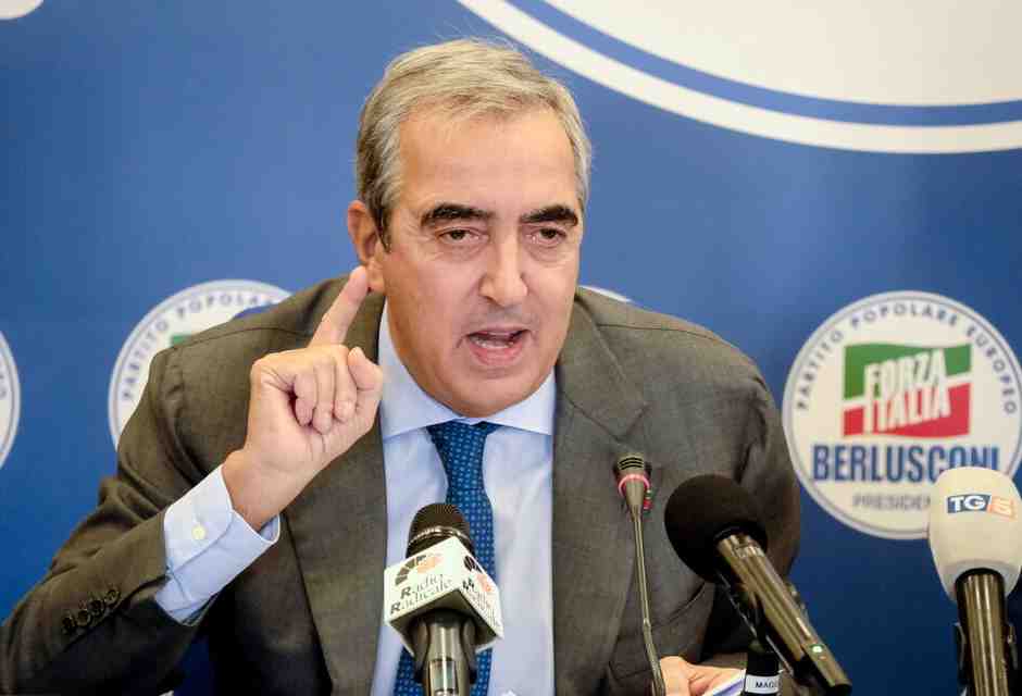 Gasparri: "Amo la fiamma come amo il Colosseo, ma nel simbolo se ne può fare anche a meno"