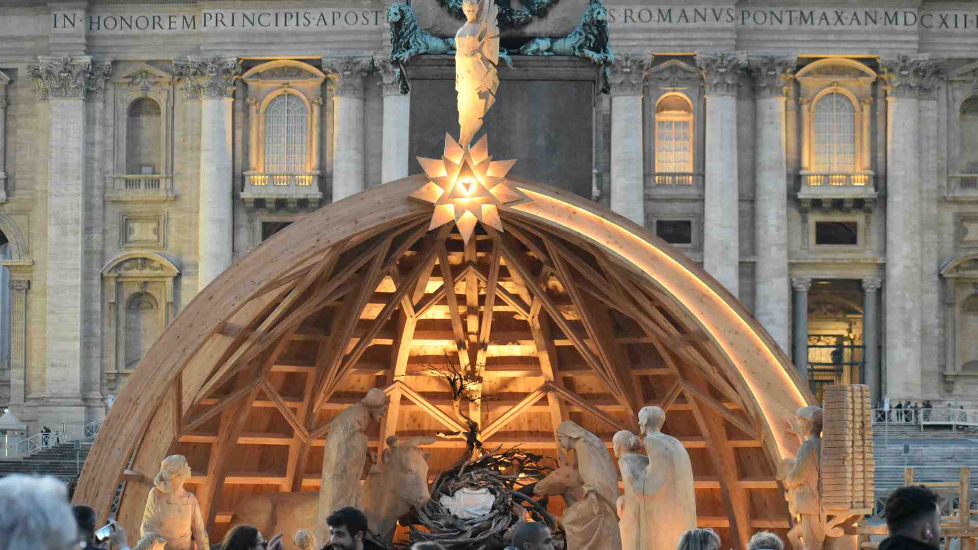 Il momento melanconico dello smontaggio del presepe