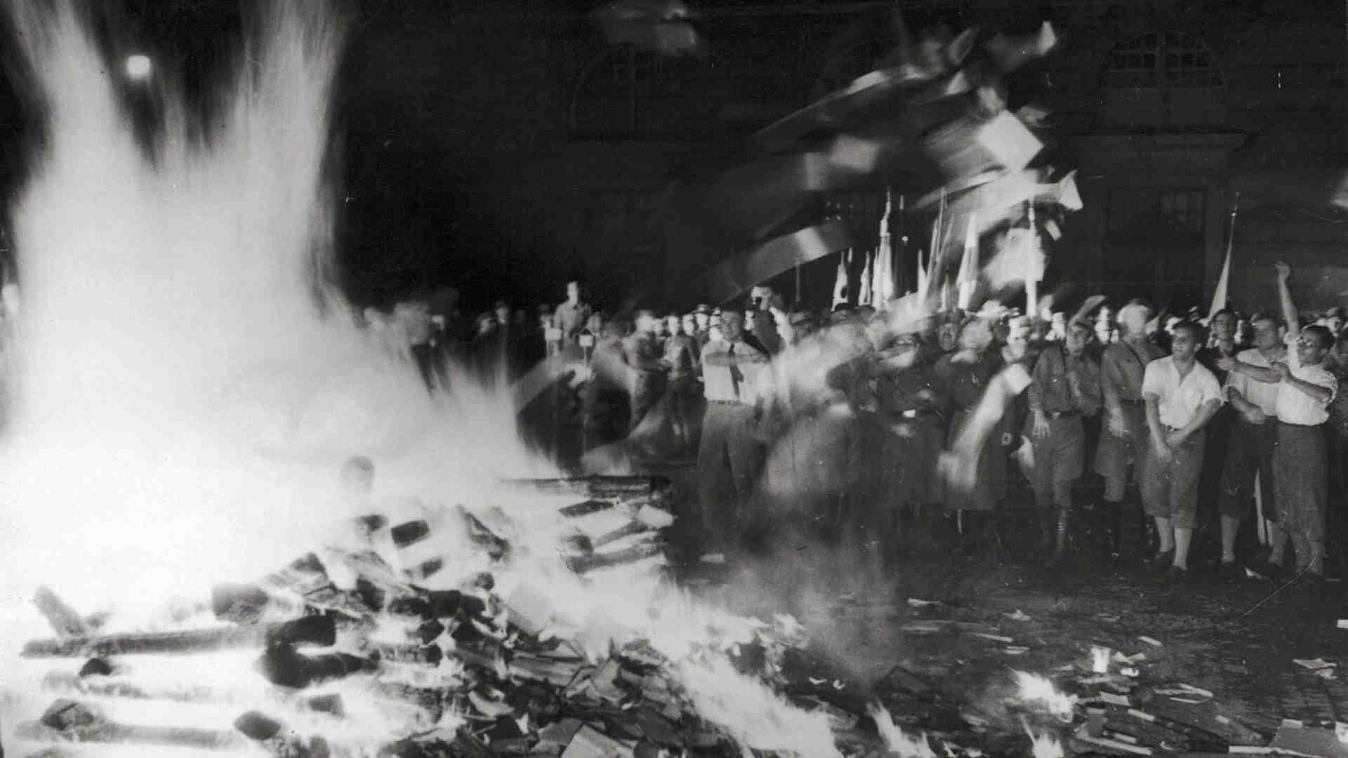 Rogo dei libri all'Opernplatz di Berlino nel 1933 durante la campagna "contro lo spirito antitedesco" (Foto di Imagno/Getty Images) <br />