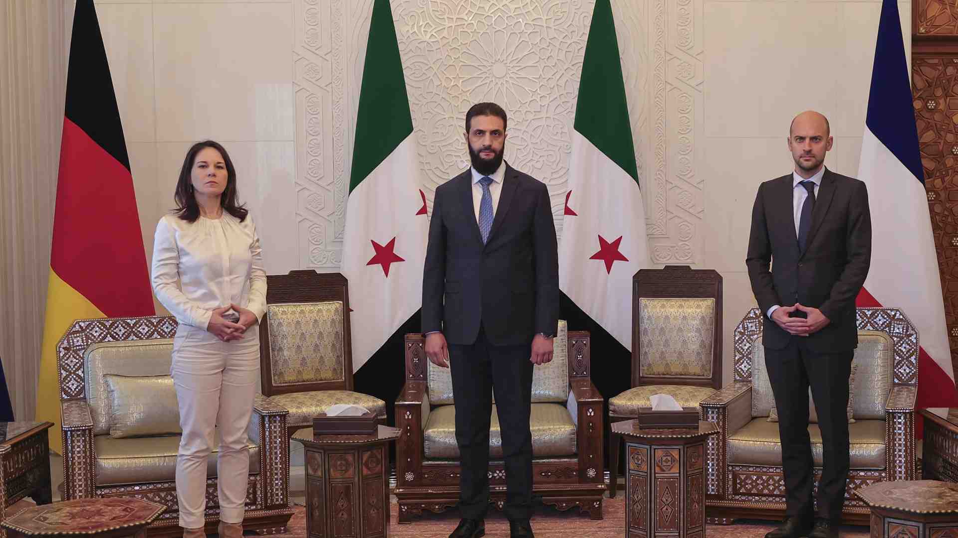 Cosa ci dice una stretta di mano mancata