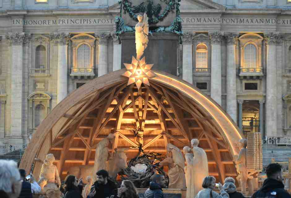 Il momento melanconico dello smontaggio del presepe